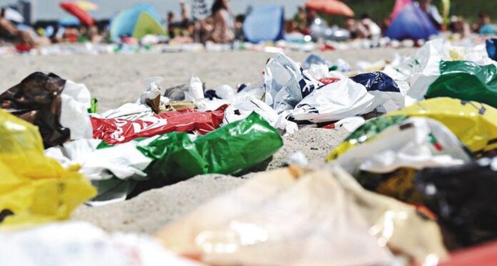 Los plásticos y las colillas de cigarrillos en las playas como contaminantes, se vinculan directamente con la conducta humana y la falta de educación ambiental.