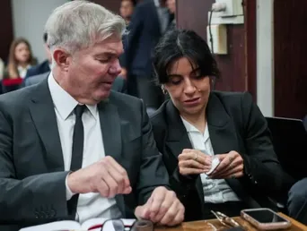 Gianinna Maradona en la audiencia, notablemente conmovida, junto a su abogado, Fernando Burlando. Gianinna Maradona en la audiencia, notablemente conmovida, junto a su abogado, Fernando Burlando.