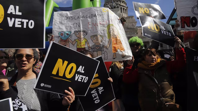 Los padres de niños con capacidades diferentes se manifestaron desde temprano frente al Congreso para que sea ratificada la ley de Discapacidad, lo que finalmente ocurrió.