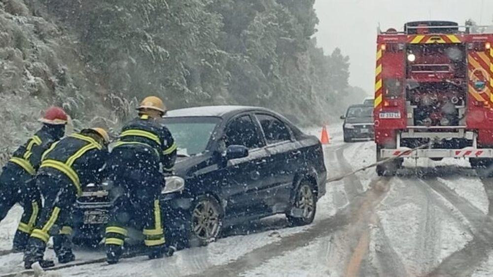 La nieve complica el tránsito en Tornquist. - noticiastornquist.com.ar -