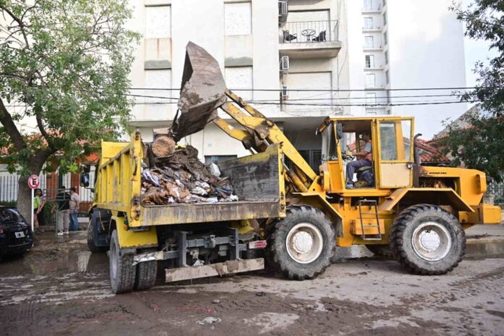 Los trabajos en Bahía Blanca tras el temporal.