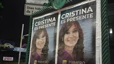 Los afiches de la polémica: “Cristina es presente”. (Redes sociales)