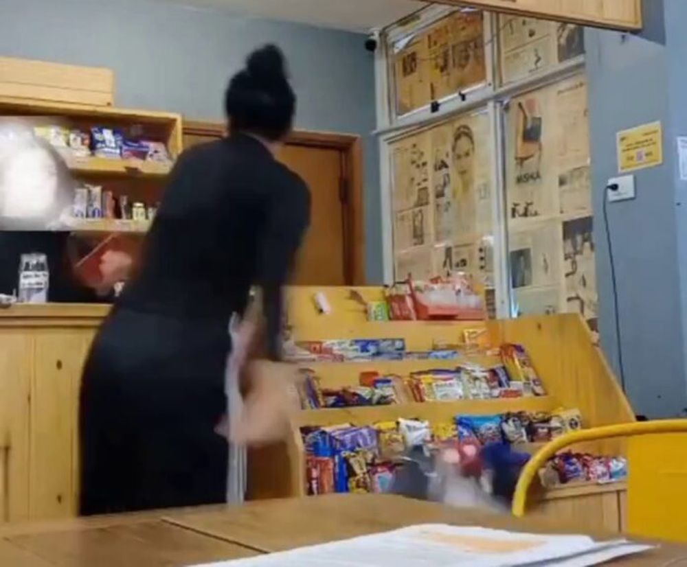 El momento en el que la chica arroja el monitor al suelo. (Captura de video)