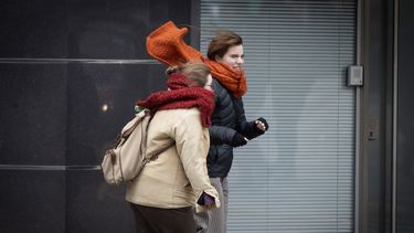 Dos personas abrigadas por el intenso frío. (Agencia Xinhua)