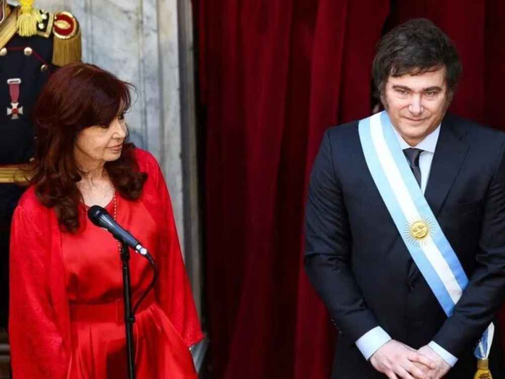 Cristina Fernández de Kirchner y Javier Milei, el 10 de diciembre de 2023. (Archivo)