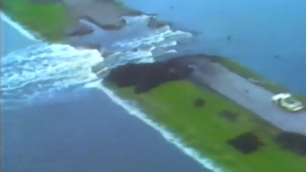 Imagen aérea del corte sobre la ruta 226 que impidió que el agua llegara con fuerza al casco urbano de Bolívar.