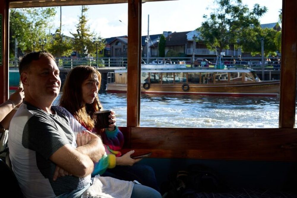 Turistas realizando un recorrido por un río, en Tigre. (Xinhua/Meng Dingbo)