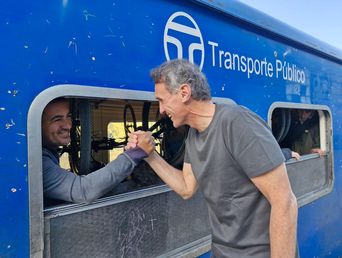 Gabriel Katopodis saluda a un trabajador de trenes. Gabriel Katopodis saluda a un trabajador de trenes.