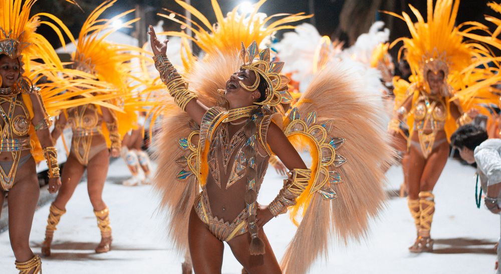 El brillo de los desfiles del Carnaval de 25 de Mayo.