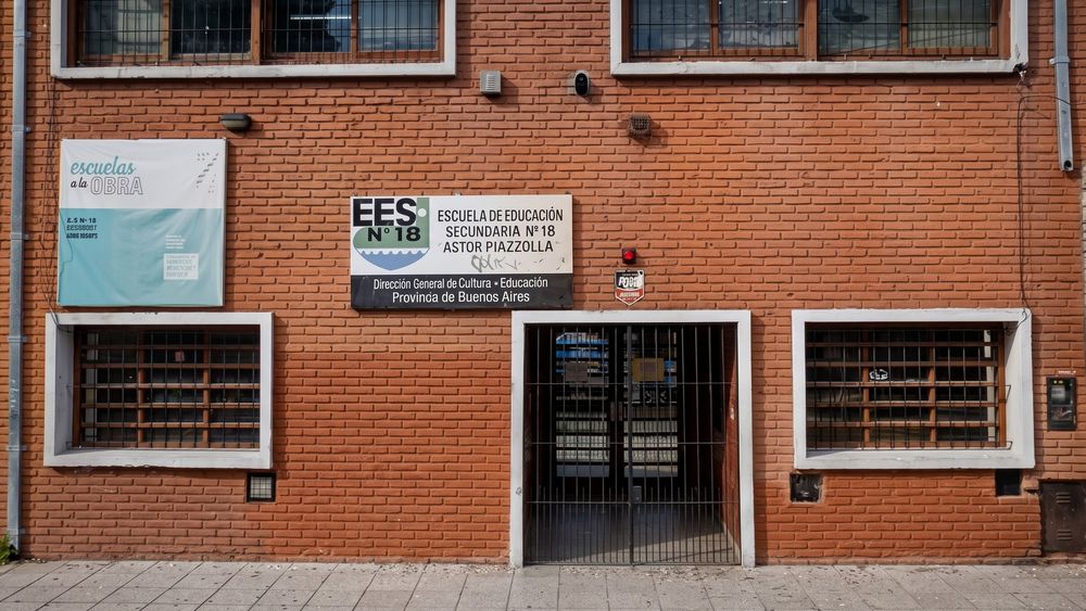 La Escuela Secundaria N° 18 Astor Piazzolla de Mar del Plata. La Escuela Secundaria N° 18 Astor Piazzolla de Mar del Plata.