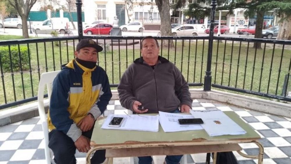 El despacho improvisado de un concejal en la plaza de Patagones. - Argensur -