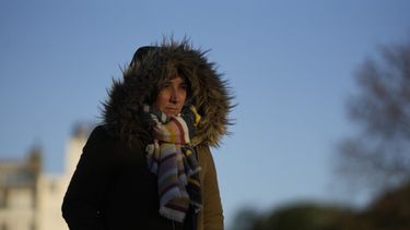 Una mujer camina durante una ola de frío polar. (Xinhua)