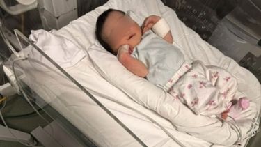 La beba que nació con ayuda de la IA y luego fue dejada en la estación de Ezpeleta.