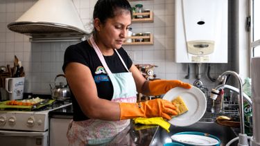 Las personas que realizan tareas domésticas son las más afectadas por el pluriempleo.