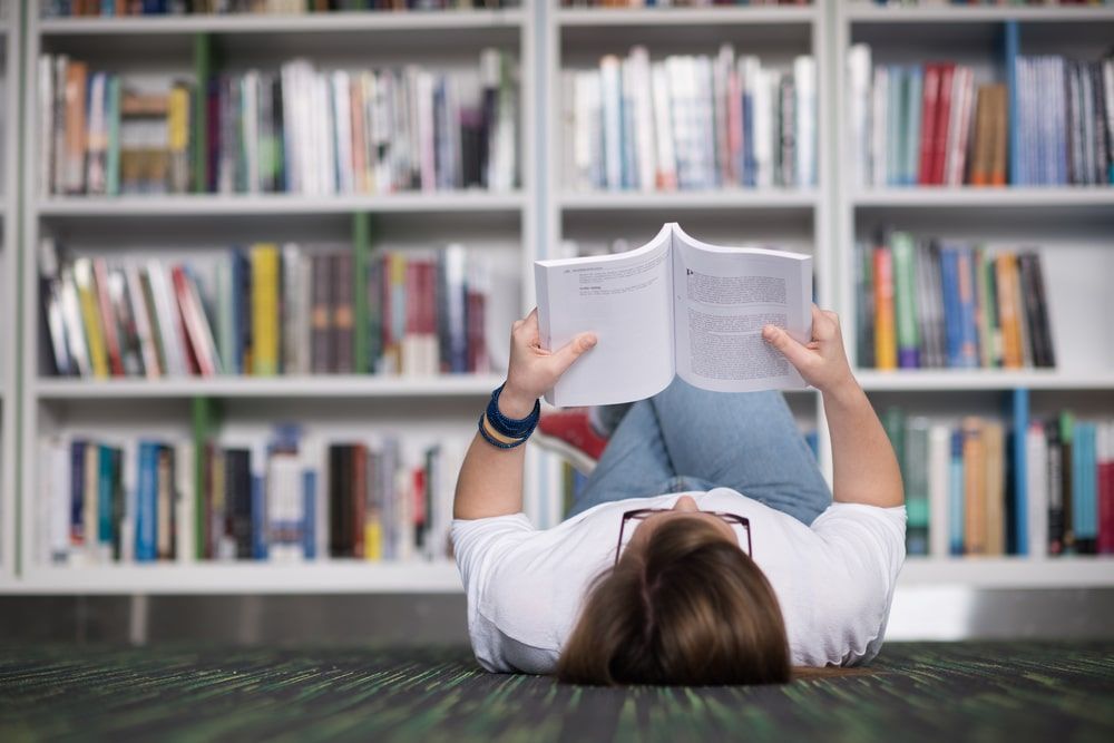 En una época dominada por la velocidad, las pantallas y el consumo permanente de información, la lectura se convierte en un refugio.