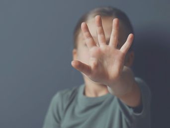 detuvieron a un docente acusado de tomar fotos de alumnas sin consentimiento y por abuso de una menor detuvieron a un docente acusado de tomar fotos de alumnas sin consentimiento y por abuso de una menor
