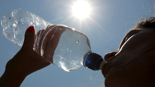 Ante una ola de calor, se debe tomar agua aunque no se tenga sed.