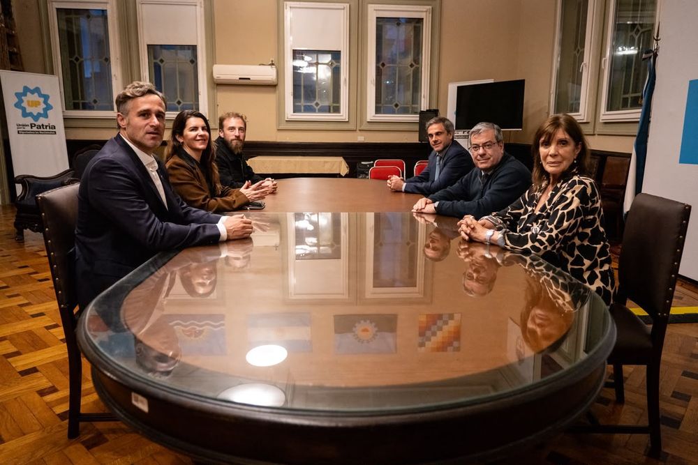 Intendentes peronistas junto a diputados nacionales.&nbsp;