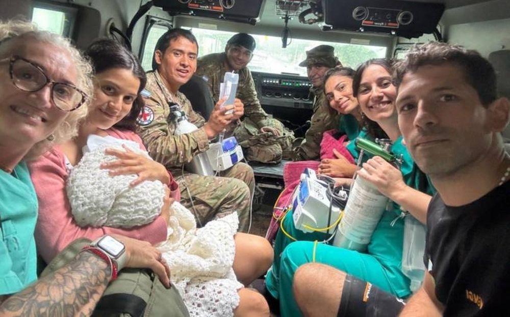 Un vehículo del Ejército evacuó a los bebés prematuros.