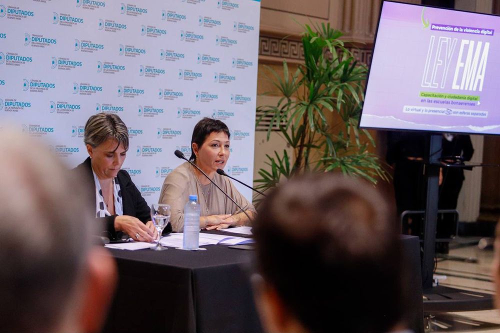 Laura Sánchez y Mayra Mendoza durante la presentación del proyecto de ley "Ema"