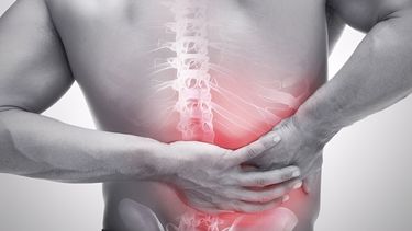 El dolor óseo persistente, sobre todo en la espalda, es un probable signo del mieloma múltiple.