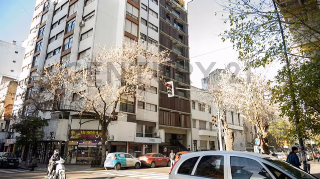 Manuel Adorni tiene declarado un departamento en el centro de La Plata.