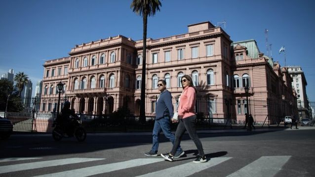Personas caminan frente a la Casa Rosada. (Xinhua/Martín Zabala)