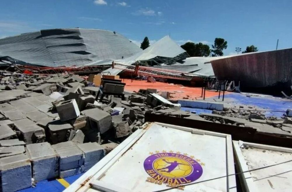 Uno de los clubes bahienses en ruinas que reconstruirán entre el Municipio y las empresas. (X @fsusbielles)