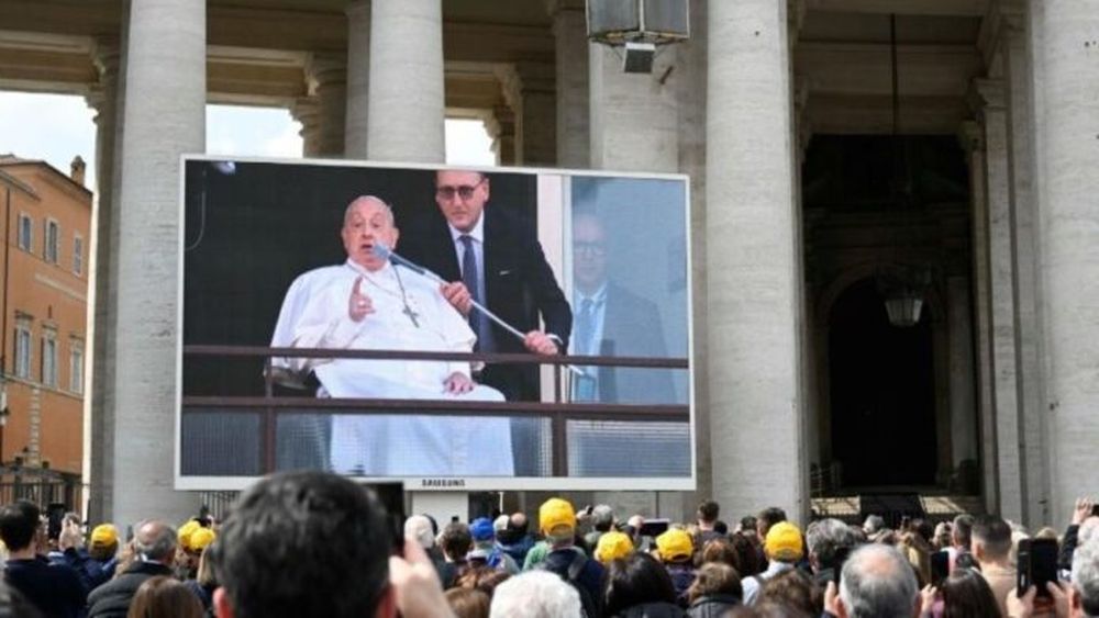 Desde la Plaza de San Pedro se siguió la salida del Papa al balcón del policlínico Gemelli. - Vatican News -