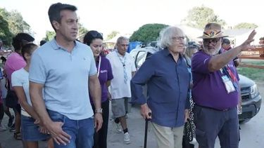 Pérez Esquivel junto al intendente Arturo Rojas y dirigentes scouts.