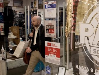 Un hombre saliendo de un local de venta de ropa masculina (Xinhua/Martín Zabala) Un hombre saliendo de un local de venta de ropa masculina (Xinhua/Martín Zabala)