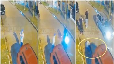 Secuencia del ataque: el exoficial Funes espera a que su familiar entre a la casa; antes de subir al coche se topa con los delincuentes; luego de que le disparan, yace en la calle y se acercan personas a ayudarlo. (X/@PolicialesON)