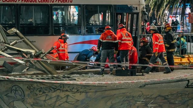 Los servicios de emergencia atendieron a las víctimas luego de que un colectivo atropellara a varias personas en una parada de colectivos. (FOTO Qué Digital)