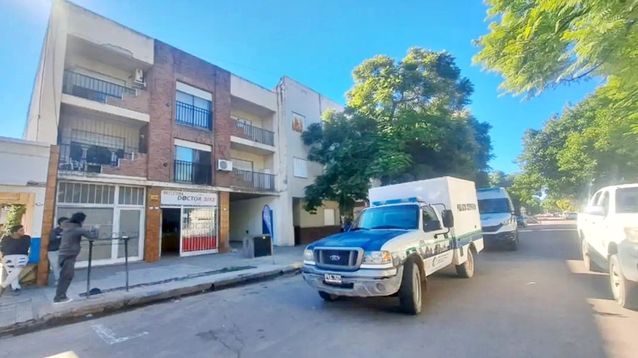 El edificio donde murieron cuatro personas por presunta inhalación de monóxido de carbono. Se investigan las causas. El edificio donde murieron cuatro personas por presunta inhalación de monóxido de carbono. Se investigan las causas.