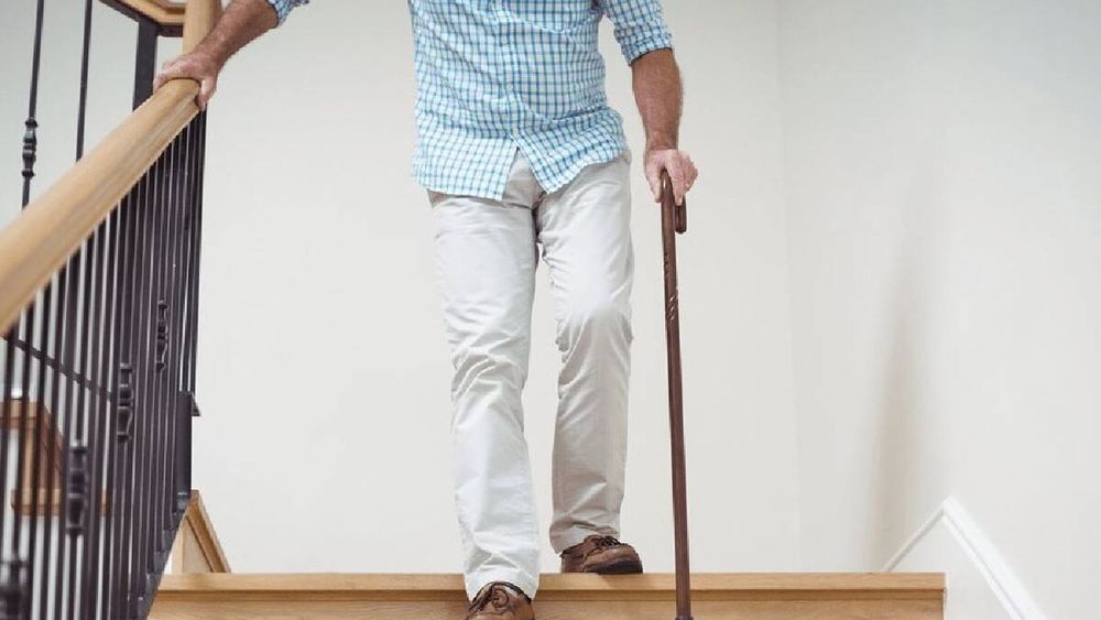 Se debe tener especial precaución con las escaleras en los hogares donde viven adultos mayores. Se debe tener especial precaución con las escaleras en los hogares donde viven adultos mayores.