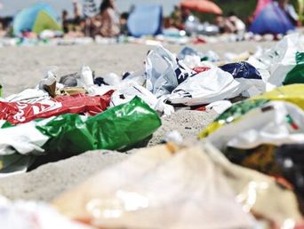 Los plásticos y las colillas de cigarrillos en las playas como contaminantes, se vinculan directamente con la conducta humana y la falta de educación ambiental.