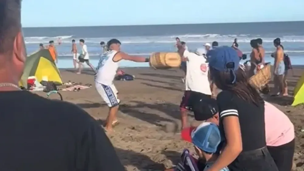 Imagen de la pelea de vendedores en la playa.
