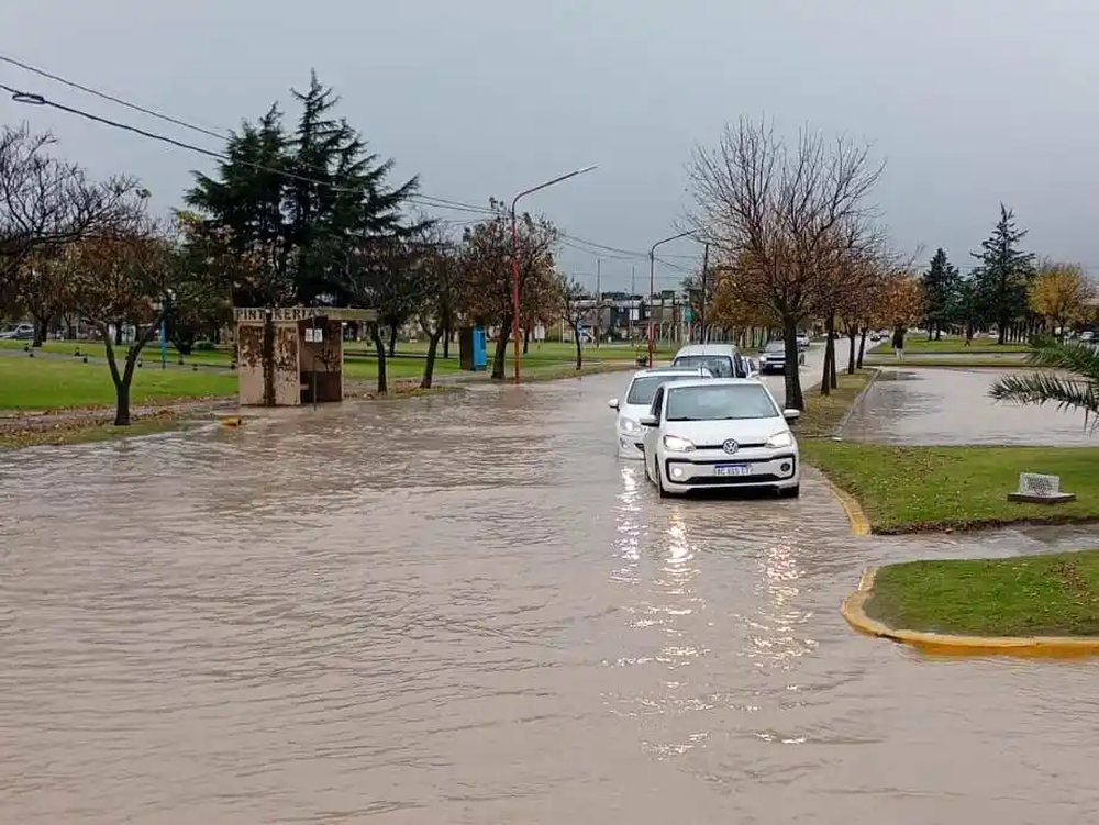 Tres Arroyos complicado por la abundante caída de agua.