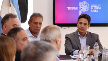 Martín Marinucci junto a empresarios del sector de colectivos.&nbsp;