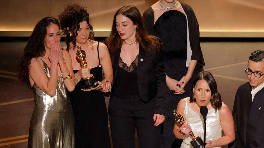 Violeta Kreimer (de vestido dorado) al recibir el Oscar.