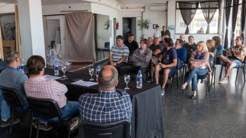 La reunión de los ingenieros con los vecinos de Gesell. (El Fundador)