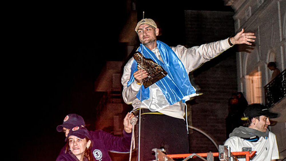 Manuel Andújar recorrió Lobos a bordo de una autobomba. - La Palabra de Lobos -