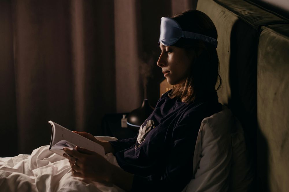 Una mujer leyendo en la cama.&nbsp;