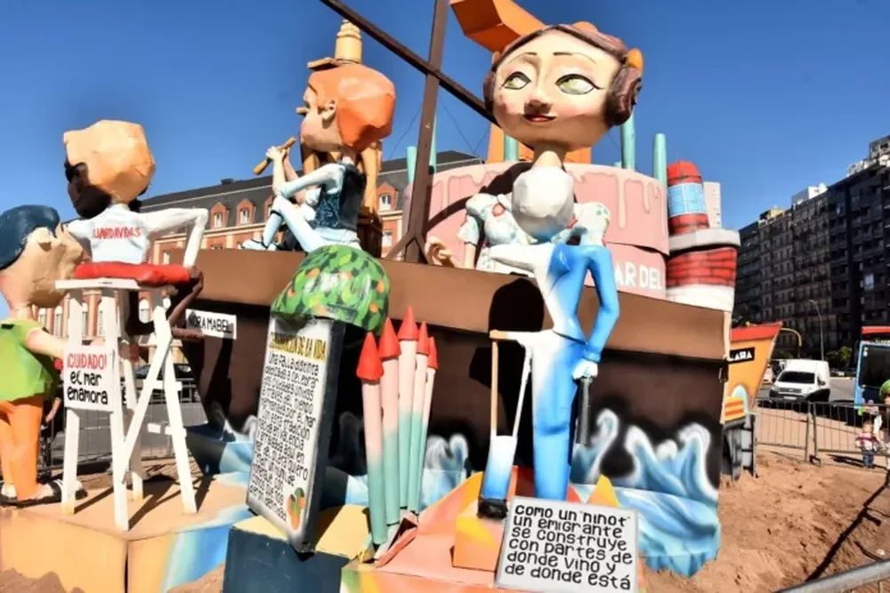 El monumento que se quemará esta noche en la Plaza Colón. (La Capital)