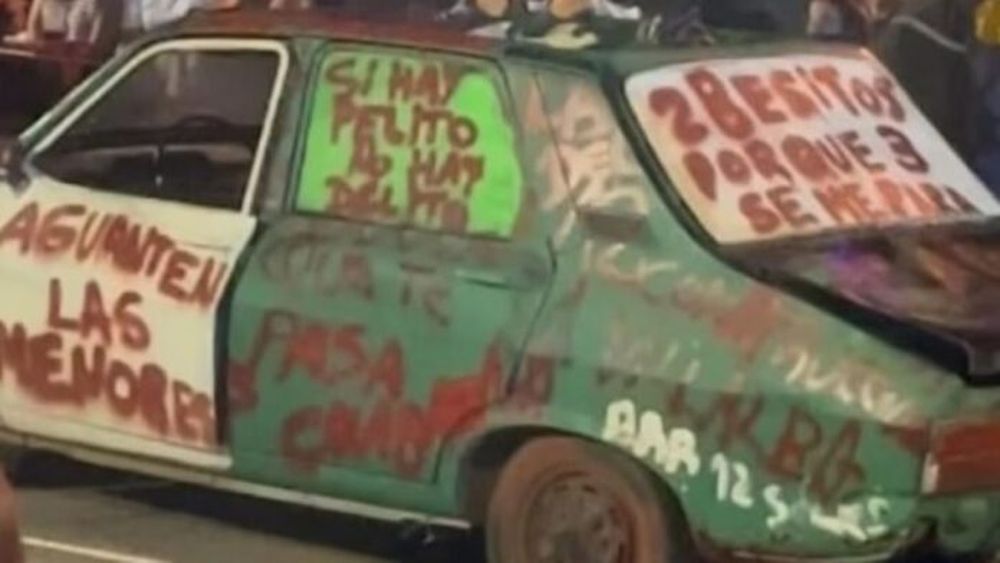 El Renault 12 con las consignas en su carrocería. - Captura de Pantalla -