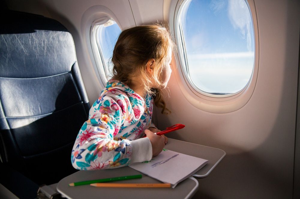 Una niña viajando en avión.&nbsp;