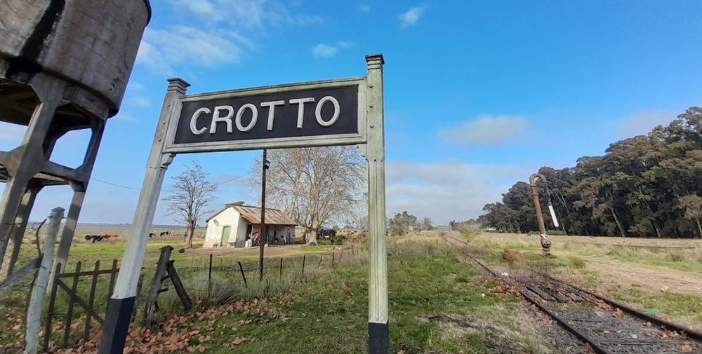Hace medio siglo que el tren de pasajeros dejó de pasar por Crotto. Hace medio siglo que el tren de pasajeros dejó de pasar por Crotto.