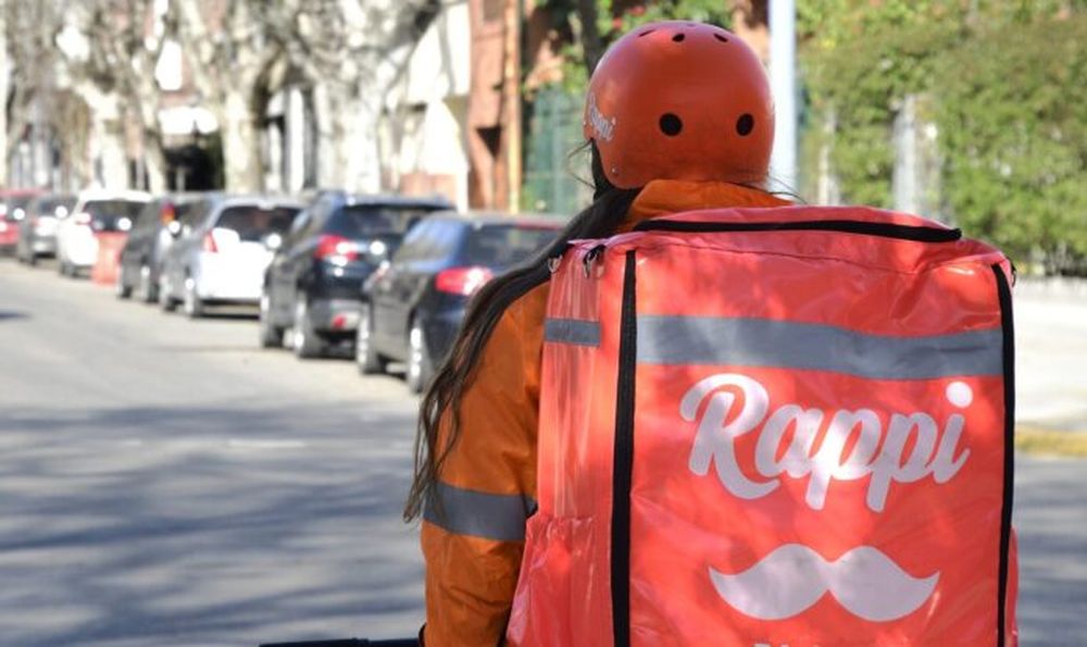 Repartidora de Rappi habría trasladado droga a una comisaría.
