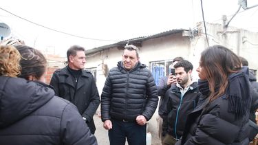 Maximiliano Bondarenko junto a vecinos.&nbsp;