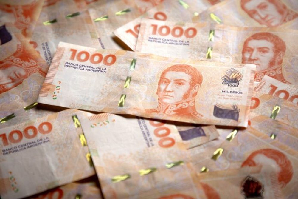 Una serie de billetes de mil pesos argentinos. (Xinhua)